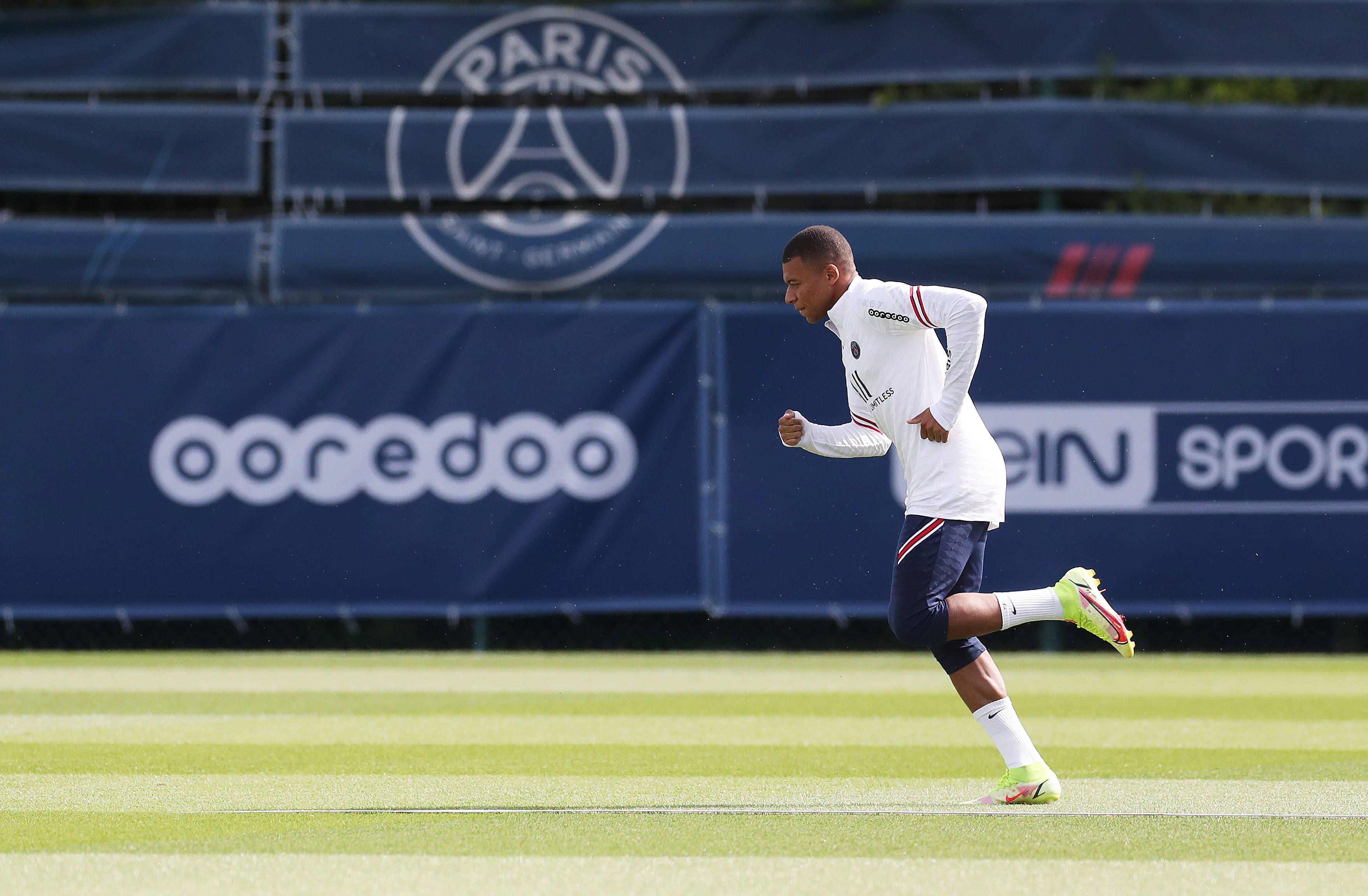 使他在密集 使他在密集